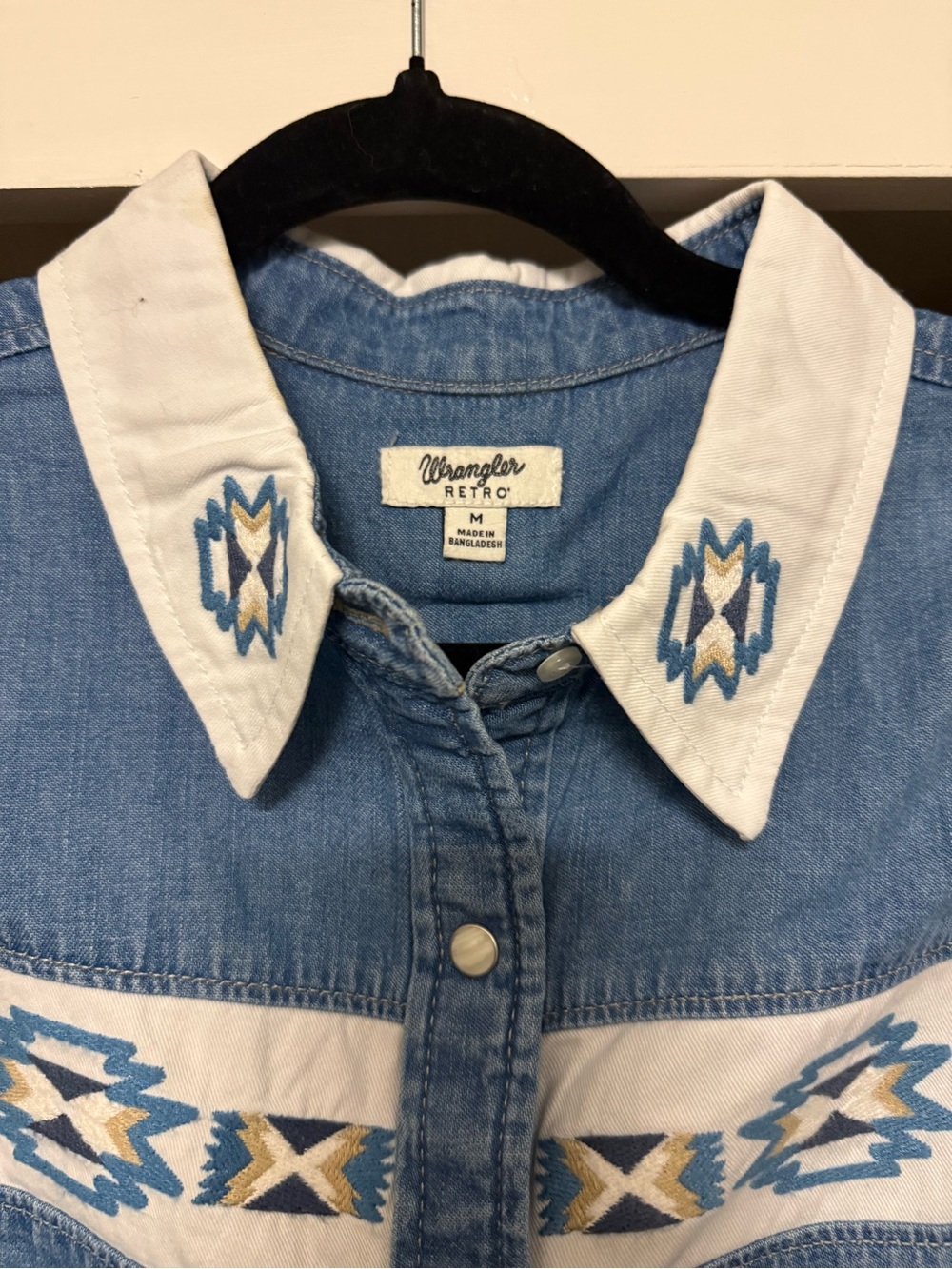 Wrangler Light Blue Denim Sleeveless Western Top with Cream Embroidered Yoke. - Picture 2 of 2